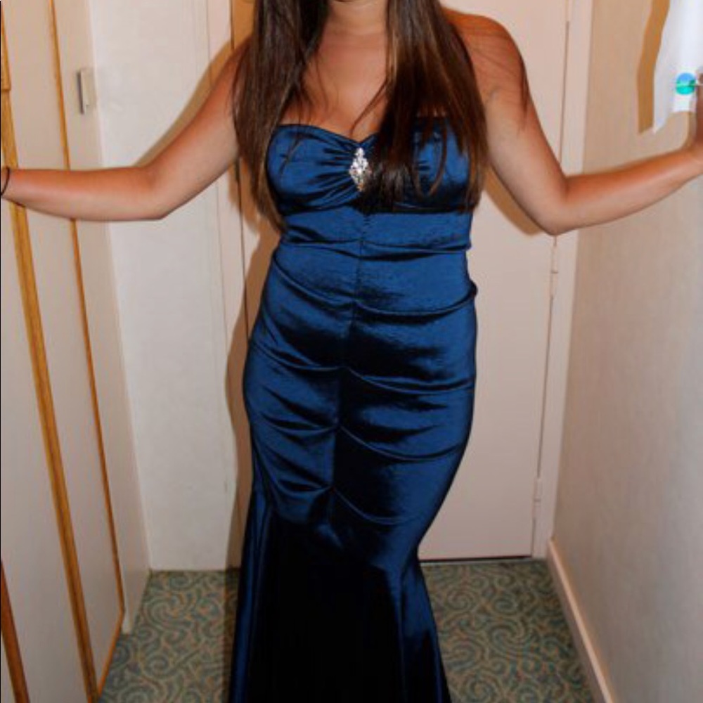 Beautiful floor length prom dress!